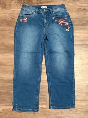 Women’s Petite Croft & Barrow Medium-Wash Capri’s W/ Flower Embroidery